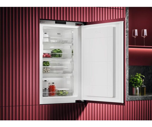 AEG TB6LA881ES inbouw koelkast in keuken geïntegreerd tegen rode tegelwand