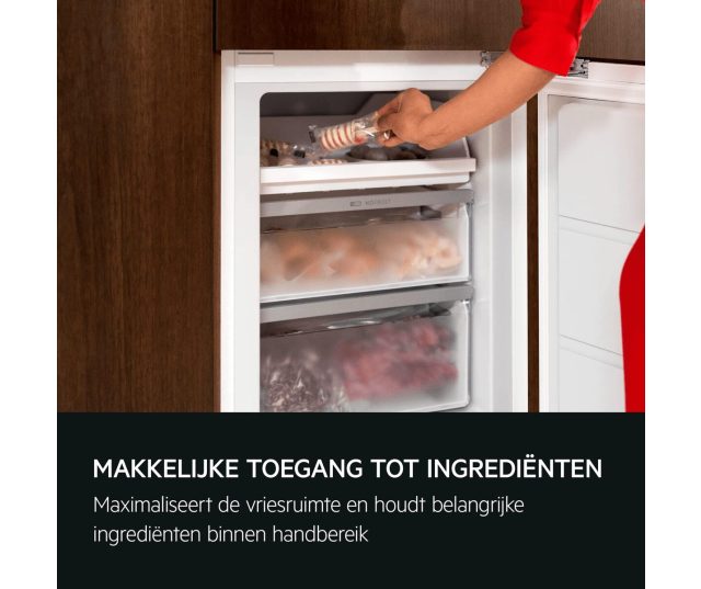 AEG TC6LS181DF koelkast schappen met glaswerk en voedsel in detail