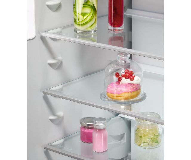AEG TC7CS181DF koelkast interieur met Safety Glass legplanken en dessert onder glazen stolp met rode bessen