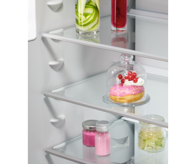 AEG TC7CS181DF koelkast close-up van Safety Glass legplanken met donut onder glazen stolp en potten