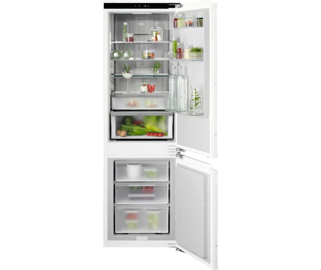 AEG TC8MS181BC inbouw koelkast-vrieskombinatie met beide deuren geopend, interieur zichtbaar