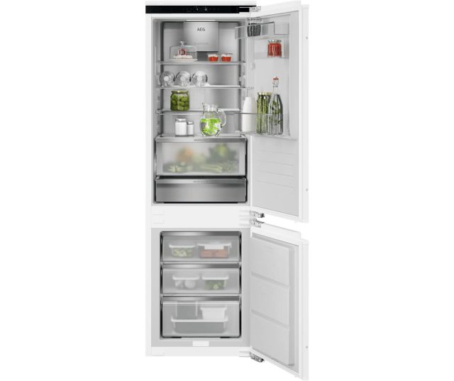 AEG TC9MS181AC inbouw combi-koelkast met geopende deuren, interieur met kasten, laden en volle schappen
