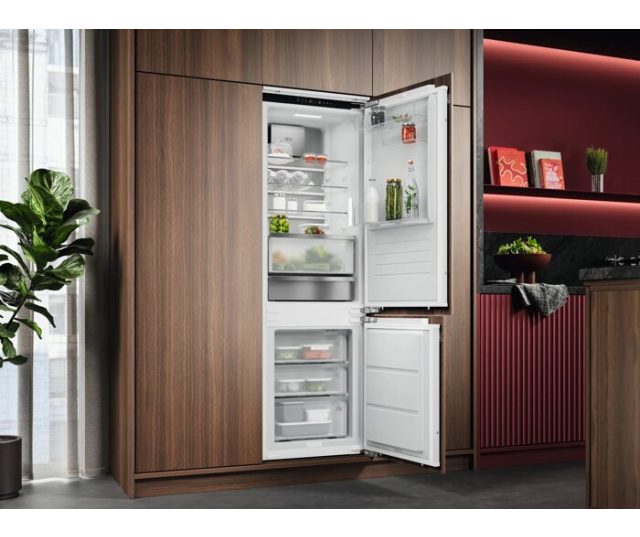 Ingebouwde AEG TC9MS181AC in houten keuken met beide deuren geopend