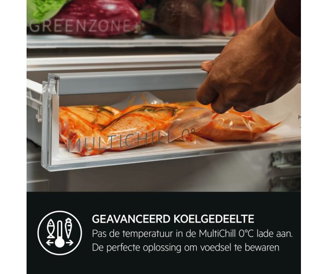 Hand pakt ingevroren voedsel uit MultiChill 0°C lade met groenten zichtbaar