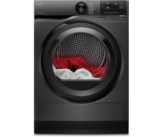 AEG TE7ONYX warmtepompdroger vooraanzicht met geopende deur, gevuld met rode en witte wassen
