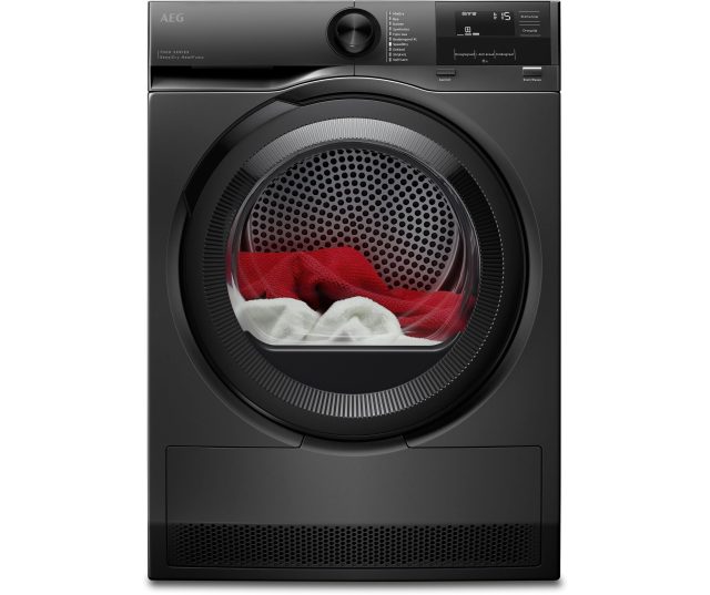AEG TE7ONYX warmtepompdroger frontaal met geopende deur en beddengoed zichtbaar