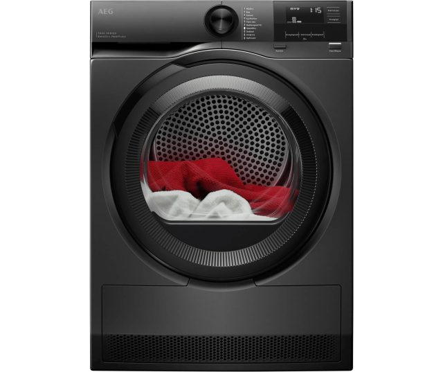 AEG TE7ONYX warmtepompdroger frontaal met geopende deur en rode witte wassen