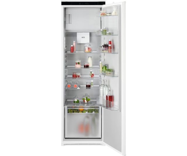 AEG TF7DS181ES inbouwkoelkast geopend met geopende deur, interieur met meerdere laden en rekken