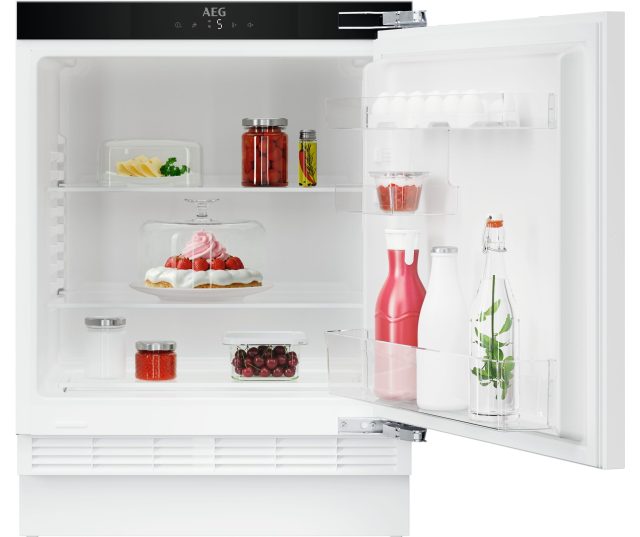 AEG TK3SS821DF onderbouwkoelkast met geopende deur en gevuld interieur met schaatsen