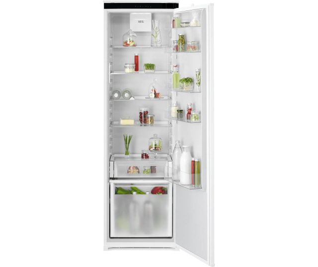 AEG TK7DS181DS inbouwkoelkast, geopende deur met zicht op interieur, houten zijkant zichtbaar