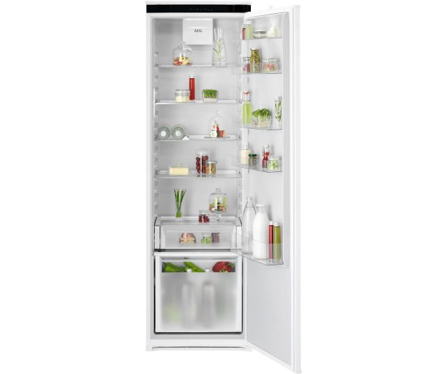 AEG TK7DS181DS koelkast geopende deur toont complete interieurindeling met schappen en laden