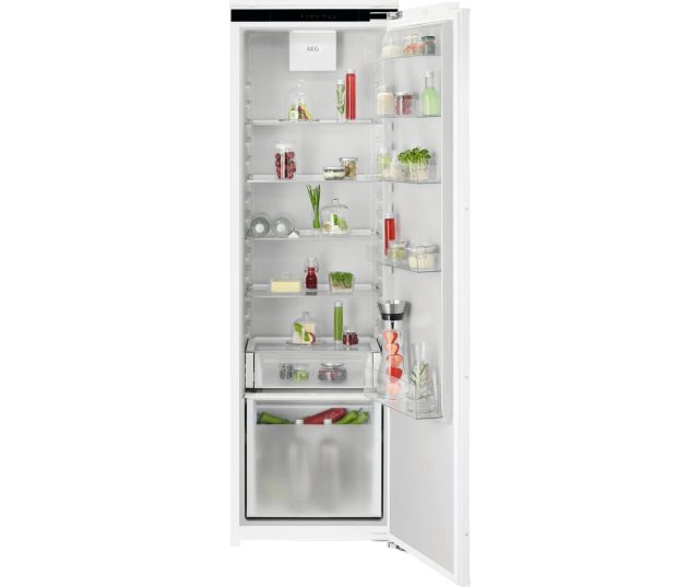 AEG TK7DS181EC interieur detail met inmaakpotjes en flessen op koelplank, demonstratie DynamicAir-koeltechnologie