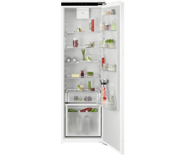 AEG TK7DS18XDC inbouwkoelkast volledig geopend met geopende deur, vooraanzicht interieur met planken en groentela