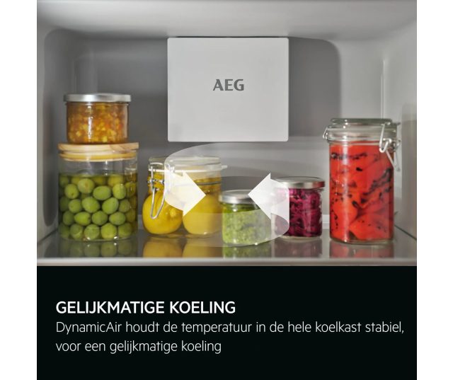 AEG TK7DS18XDC koelgedeelte detail met ingeklapte etiket op planken en verschillende inmaakpotjes met conserven