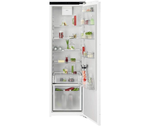 AEG TK7DS18XDC inbouwkoelkast geopend frontaal aanzicht deur naar links, interieur met laden zichtbaar