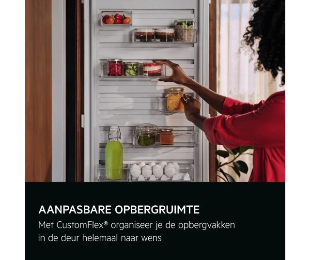AEG TK7FS181BC deurschappen met CustomFlex organiseerbare bakken en persoon die een bakje uittrekt