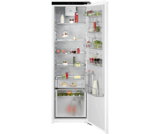 AEG TK7FS181BC inbouw-koelkast geopend linkerzijde met deur en alle schappen en laden zichtbaar