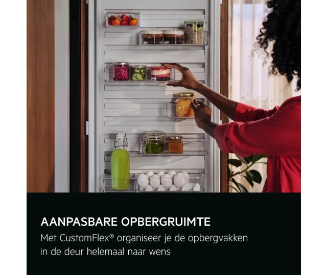 AEG TK7FS181CS inbouwkoelkast, geopende deur met CustomFlex-laden gevuld met groenten, sappen en eieren
