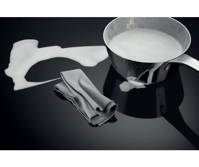 AEG TM64IA00CL inductie kookplaat, vooraanzicht met vier kookzones