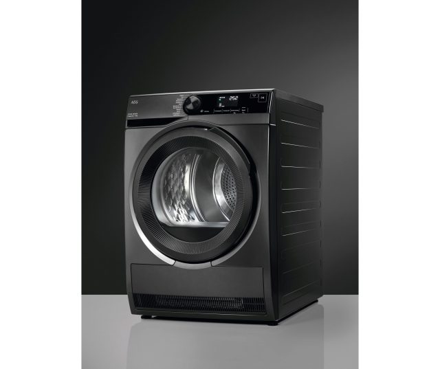 AEG TR868DS4 droger driekwart vooraanzicht rechts met bedieningspaneel en grote porthole deur