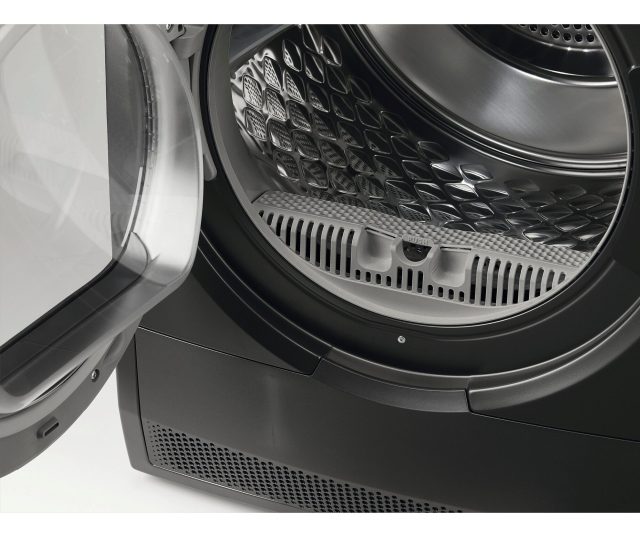 AEG TR868DS4 droger close-up open deur met roestvrijstalen trommel en pluizenfilter onderaan
