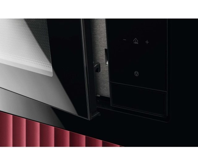 AEG TS5GM25EB inbouw magnetron met grill – bedieningspaneel met verlicht display waarop 12:30 wordt getoond