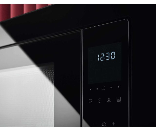 AEG TS5GM25EB inbouw magnetron met grill – interieur met roestvrijstalen binnenwand en glazen draaiplateau