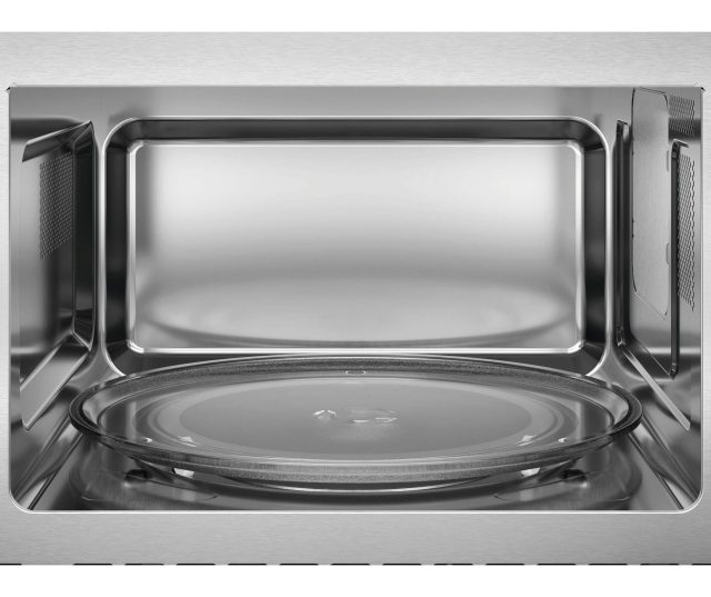 AEG TS5GM25EB inbouw magnetron met grill – binnenruimte met rvs wanden en glazen draaiplateau frontaal gezien