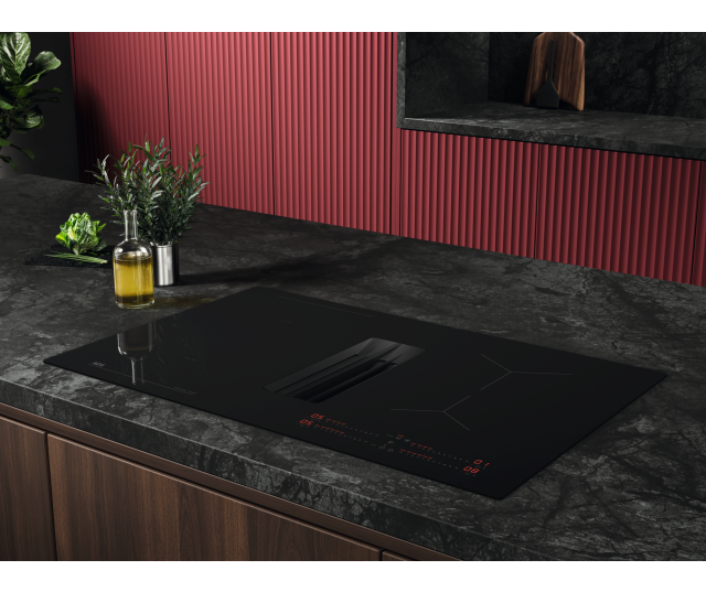 AEG TT84CB00CB inductiekookplaat met afzuiging ingebouwd in keuken, totaaloverzicht aanrecht met decoratieve accessoires