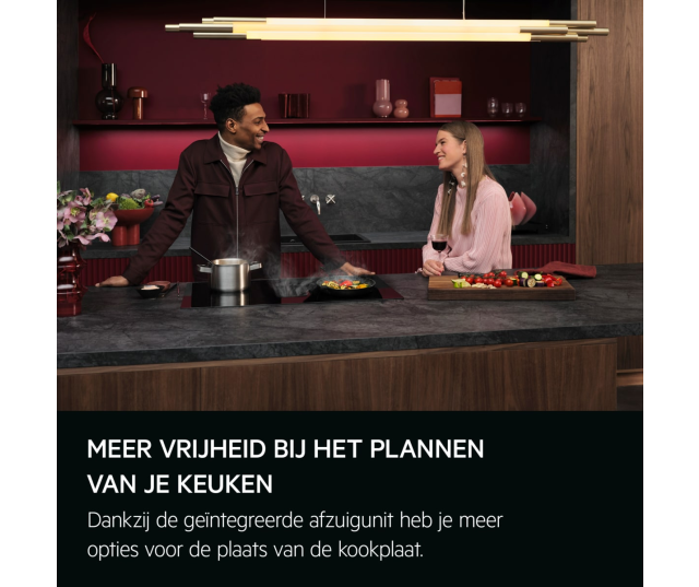 AEG TT84CB00CB inductiekookplaat met afzuiging leefstijlsfeer met twee personen die samen koken op een kookeiland