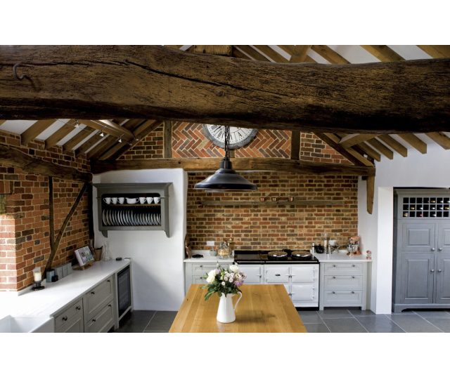 Aga R71505ERWO wit in traditionele keukensituatie tegen bakstenen muur