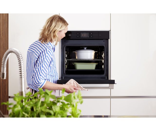 In de Atag CS6674M combi-stoomoven zwart inbouw bakt u de heerlijkste gerechten