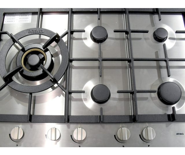 De wokbrander van de Atag HG7711BA bevindt zich aan de linker zijde