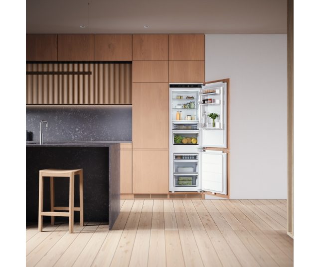 ATAG KDC8178ND inbouwkombikast in keukenopstelling met houten kasten en geopende deur