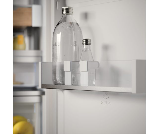 ATAG KDC8178ND onderkast deurcompartiment met glazen fles en flesijes dranken