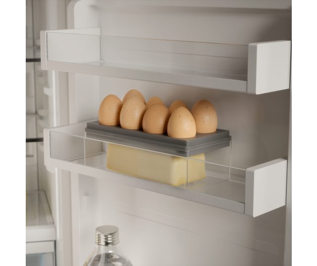 ATAG KDK888D deurrek detail met Multibox eierhouder en glazen deksel met eieren