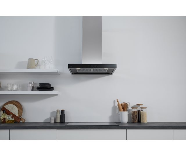 ATAG WS7011DL wandafzuiger geïnstalleerd boven fornuis in moderne keukensetting