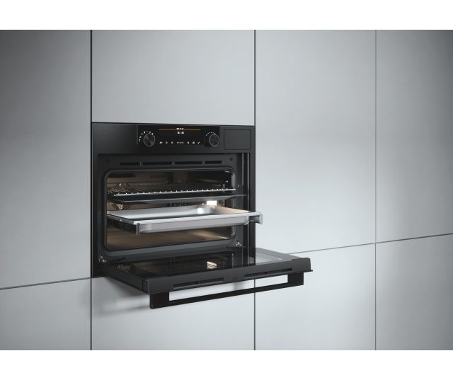 Dankzij de klep van de Atag CS46121D kan deze combi-stoomoven ook op hoogte ingebouwd worden.