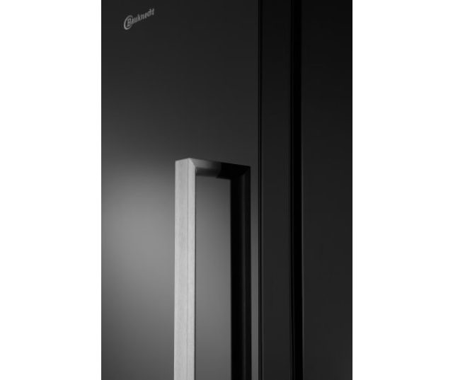 De combinatie van de vlakke deur, de kleur zwart en de bijpassende greep geven de Bauknecht KR PLATINUM SW een strak design