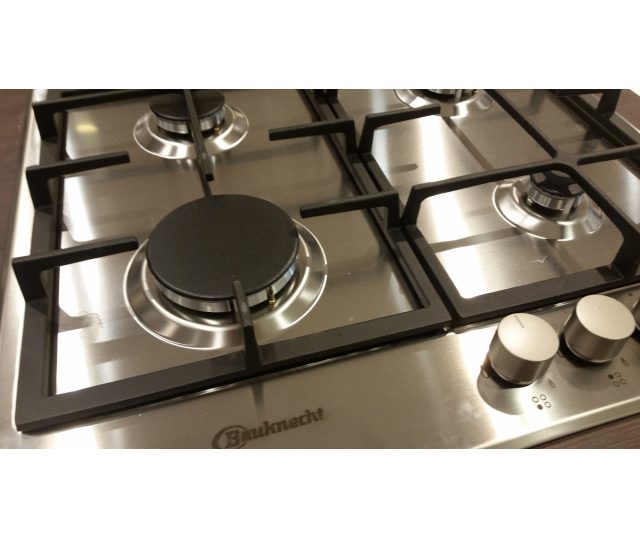 De Bauknecht TGZ6465IN is uitgevoerd met vier branders en gietijzeren pandragers