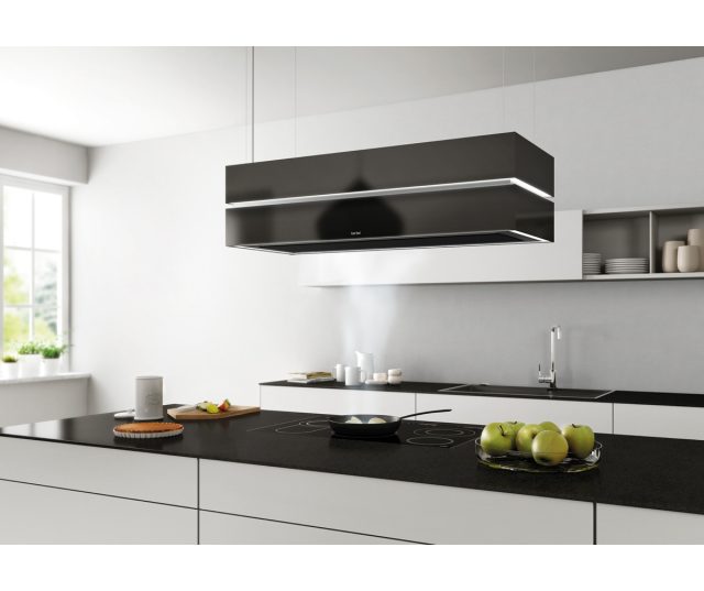 Berbel BIH 135 SKE S wit, hangende afzuigkap met zwart interieur boven kookeiland in moderne keuken.