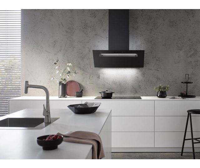 Berbel BKH 70 EG 2 zilvermetallic afzuigkap ingebouwd boven kookplaat in moderne keuken met LED-verlichting