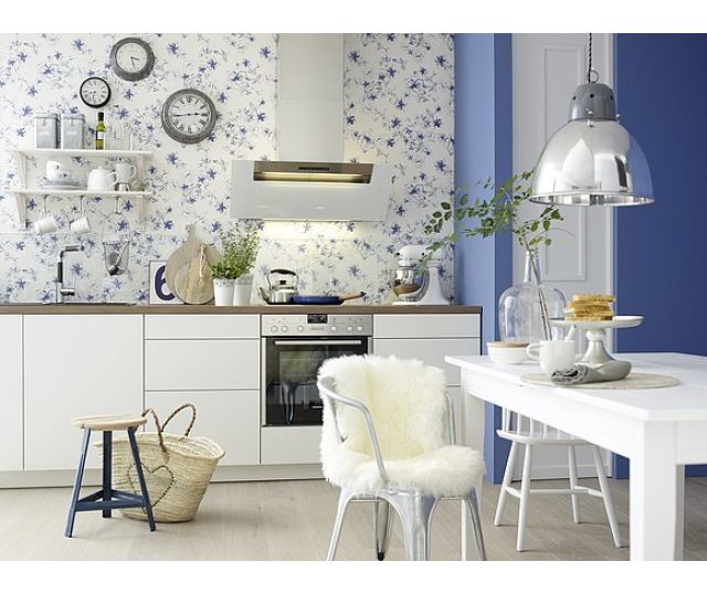 Berbel BKH 90 EG 2 afzuigkap wit onder keukenkast in witte keuken met blauwe muur