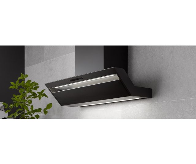 Berbel BKH 90 FO matzwart wandafzuigkap in keukensituatie boven werkblad met geïntegreerde LED-verlichting