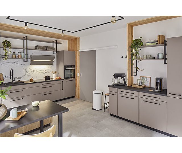 Berbel BKH 90 ST afzuigkap in grijsmetallic, keukeninterieur met open planindeling