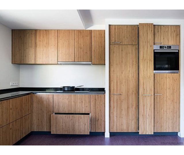Berbel BLB 90 FL afzuigkap boven houten keukenconfiguratie met houten kastenwand