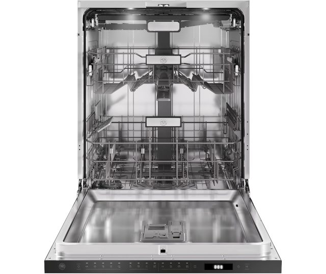 Bertazzoni 60cm geïntegreerde vaatwasser met geopende deur, zichtbaar interieur met manden en sproeiarm, bedieningspaneel onderaan