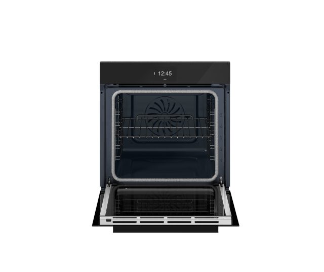 Bertazzoni 60cm multifunctionele oven met geopende deur, zicht op roosterkorf en verwarmingselement in interieur