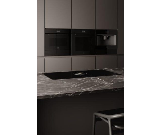 Bertazzoni warmhoudlade geïntegreerd in keukenlijn onder inbouwapparatuur zwart