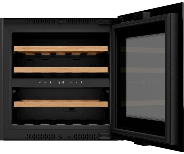 Bertazzoni wijnkoelkast geopende deur met twee houten laden vol wijnflessen, LED-verlichting